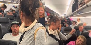 Briga em avião viraliza após mulher furar fila no desembarque