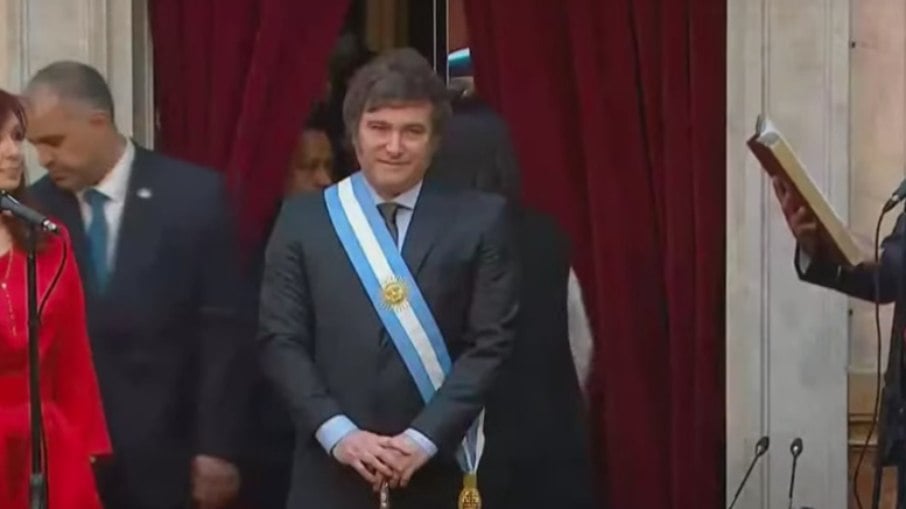 Javier Milei tomou posse como presidente da Argentina no domingo (10)