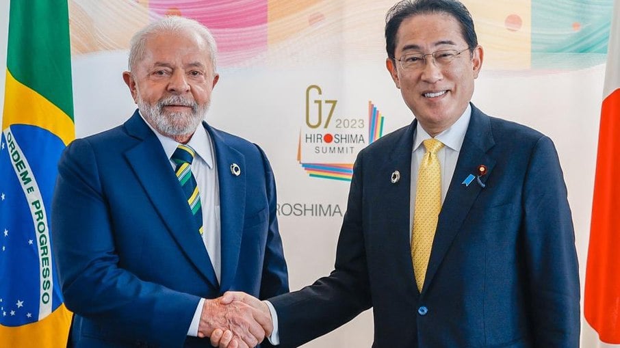 Lula cumprimentando o primeiro-ministro do Japão, Fumio Kishida
