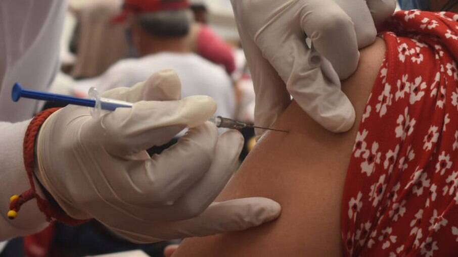 Público-alvo vai poder registrar e levar acompanhante para a vacinação