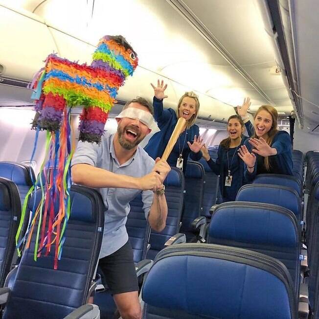 O artista reproduziu a brincadeira pinãta numa viagem de avião avião