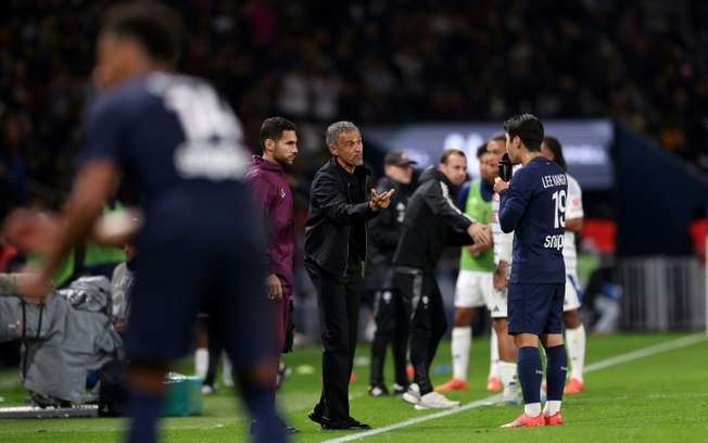 O técnico do PSG, Luis Enrique, dá instruções a Kang-in Lee na partida contra o Strasbourg, no dia 19 de outubro, no Parque dos Príncipes.