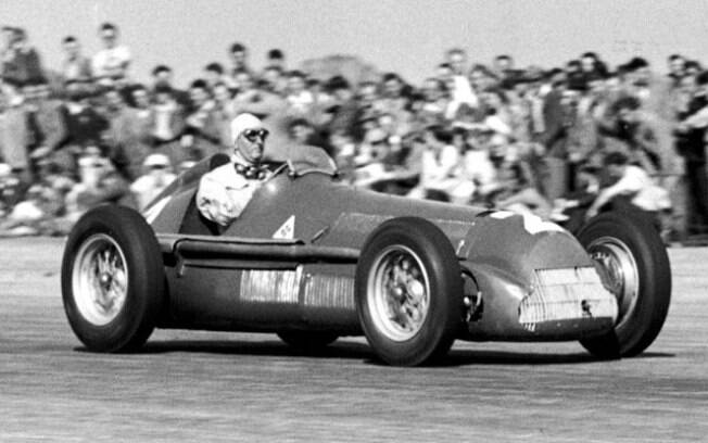 Em 1950, Giuseppe Farina vence a primeira prova de Fórmula 1 da história, no circuito de Silverstone