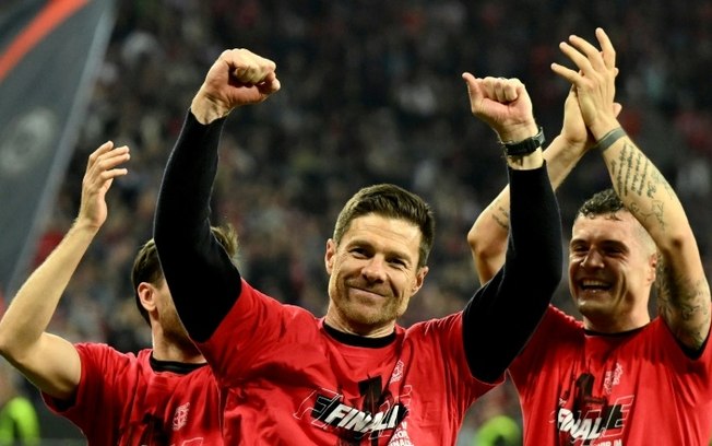 O técnico espanhol do Bayer Leverkusen, Xabi Alonso, comemora a classificação para a final da Liga Europa após o jogo de volta das semifinais contra a Roma, em 9 de maio de 2024, em Leverkusen.