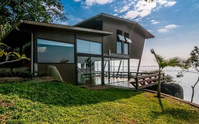 Além do design moderno, a casa conta com portas de vidro que permitem que o hóspede tenha uma vista sem obstáculos para o mar.