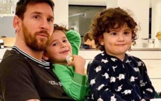 Vai ser zagueiro! Messi bate bola com filhos em casa e Mateo viraliza com 'entrada dura' no irmão