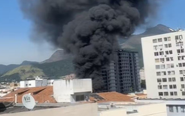 Incêndio atinge fábrica de uniformes no Méier Incêndio atinge fábrica de uniformes no Méier