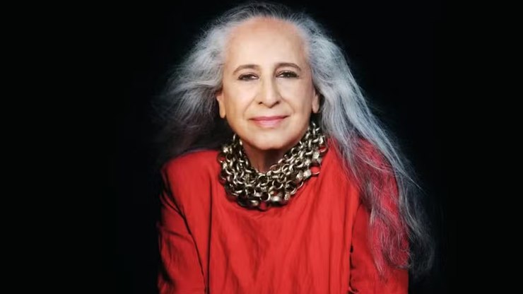 Maria Bethânia vira a primeira cantora de MPB a ganhar um Grammy