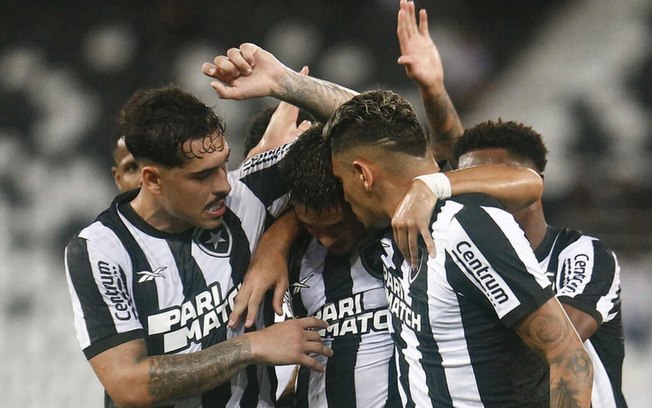 Botafogo vence Atlético-GO no Nilton Santos