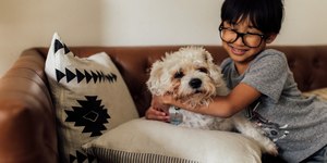 Como manter o sofá limpo mesmo com crianças e pets em casa?