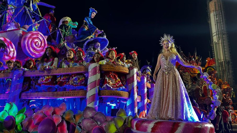 Elenco de Wicked Brasil participa do desfile da Colorado do Brás