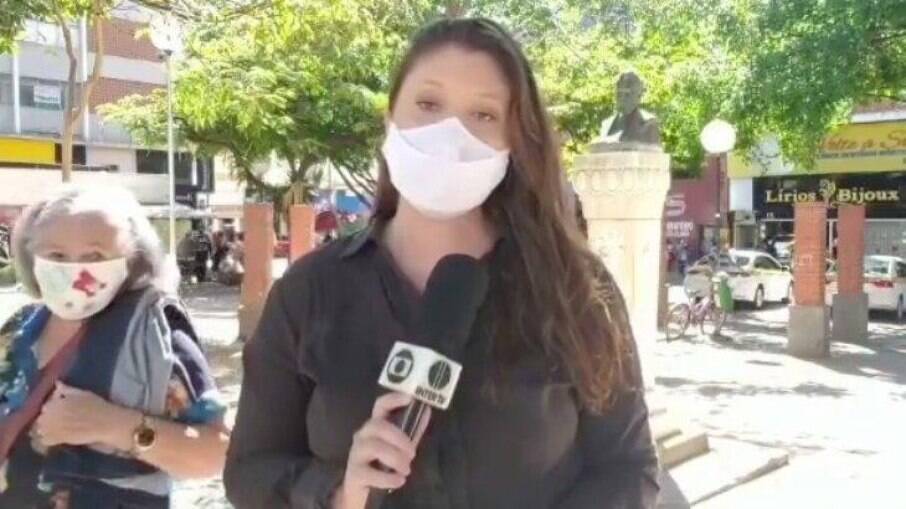 Repórter da Globo é interrompida por idosa