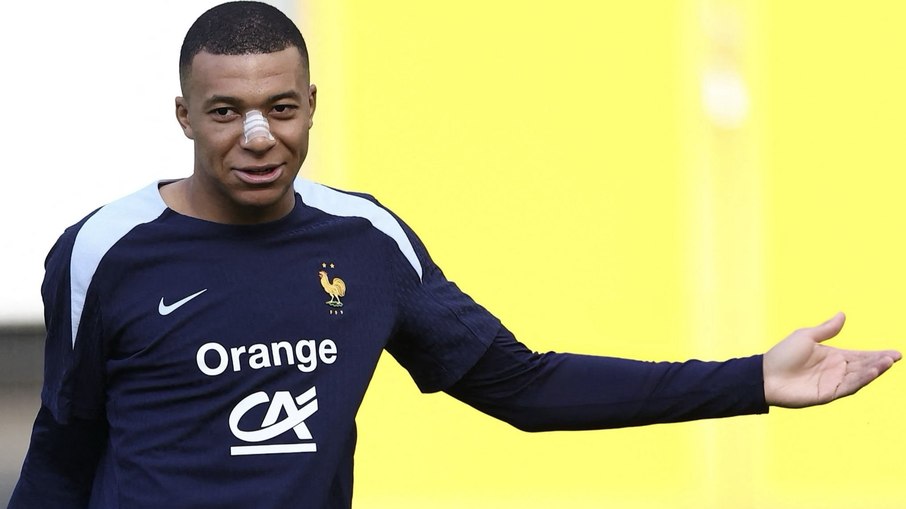 Mbappé aparece com lesão no nariz