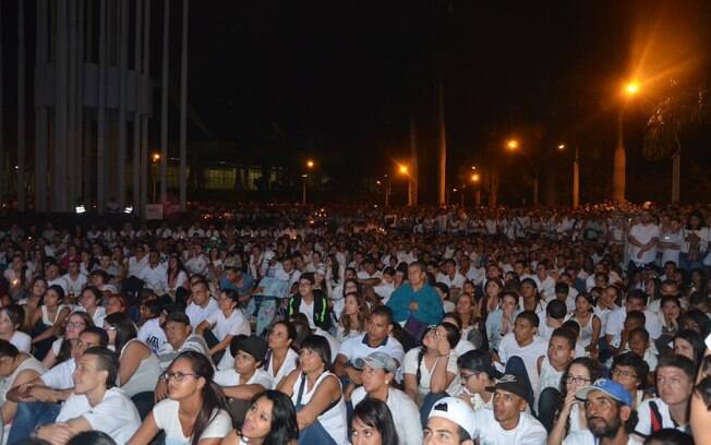 Milhares de pessoas estavam do lado de fora do estádio Atanasio Girardot, em Medellín