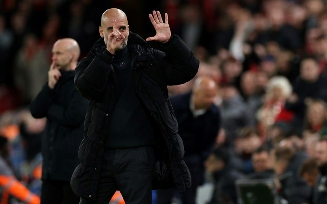 Pep Guardiola mostra seis dedos à torcida do Liverpool - em referência a seus seis troféus da Premier League -, na derrota do City por 2 a 0 em Anfield, em 1º de dezembro