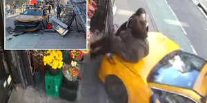 VÍDEO: táxi desgovernado atropela pedestres e invade loja