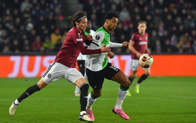 Jogadores de Liverpool e Sparta Praga em disputa de bola na Liga Europa - Foto: Michal Cizek/AFP via Getty Images