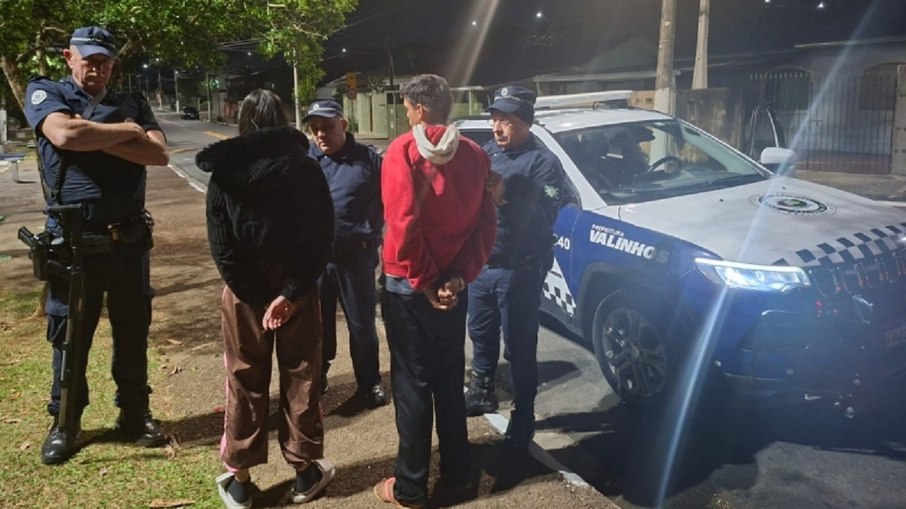 Casal durante abordagem da GCM de Valinhos Casal durante abordagem da GCM de Valinhos