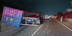 Carreta tomba e causa 13 quilômetros de lentidão na Via Dutra