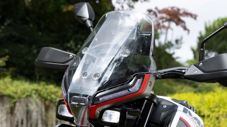Dianteira da AlltrHike 450 traz para-brisa alto, iluminação em LED e proposta voltada a viagens e trilhas
