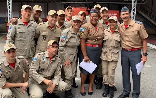 Cacau Protásio com equipe de bombeiros e elenco de seu novo filme, incluindo Marcos Pasquim