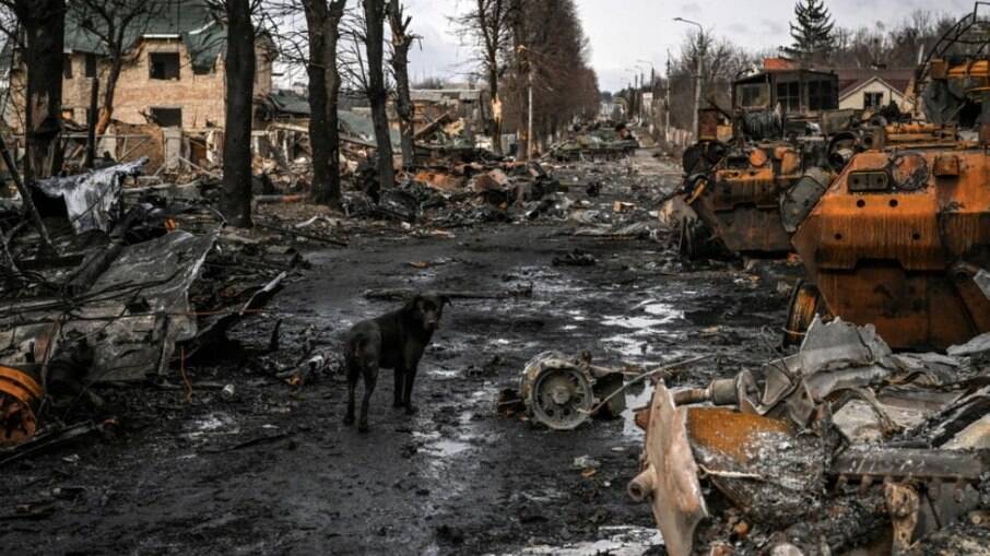 Destruição em Bucha, cidade na Ucrânia