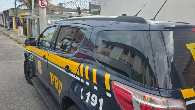 Criança é resgatada na Via Dutra após fugir de van escolar
