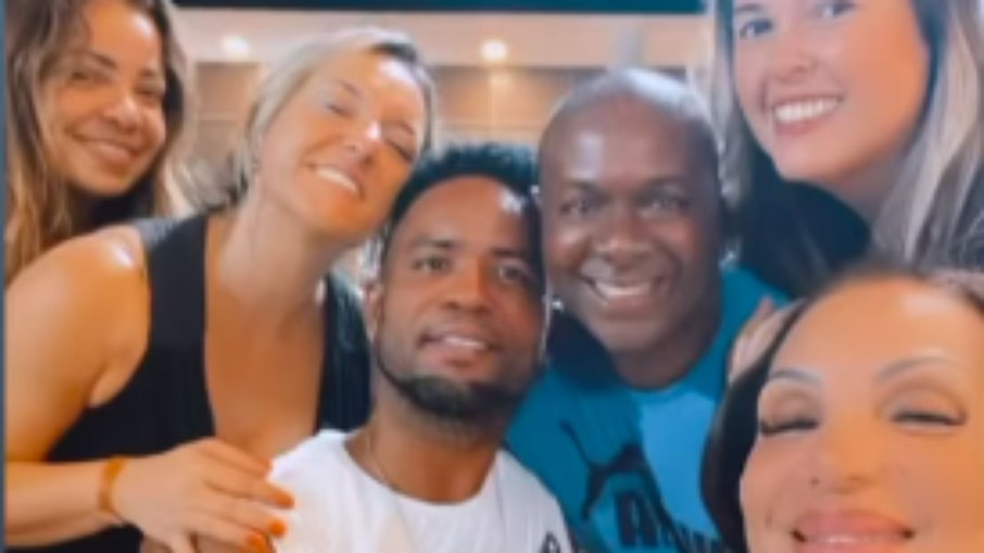 Carlos Alberto aparece em vídeo ao lado de supostos vizinhos do condomínio onde mora no Rio de Janeiro