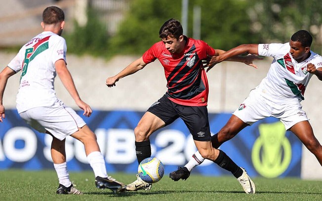 Athletico não tomou conhecimento do Fluminense no CT do Caju