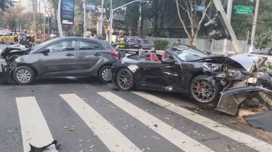 Bia Miranda e Gato Preto batem Porsche após balada em SP