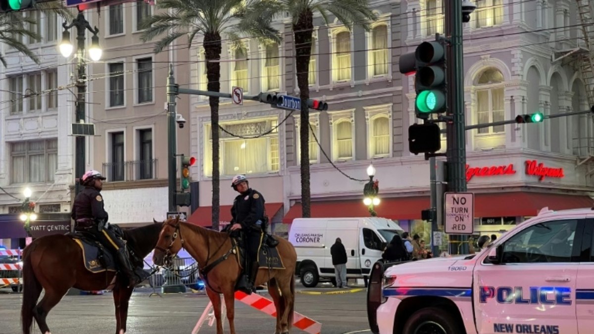 Cordão policial no French Quarter de Nova Orleans, Louisiana, EUA, em 1º de janeiro de 2025, depois que um motorista atropelou uma multidão, matando pelo menos 10 pessoas