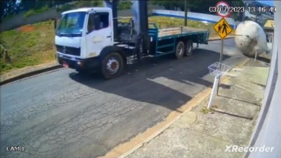Tanque de quase 3 toneladas se desprende de caminhão e sai 'rolando' por rua de Várzea Paulista