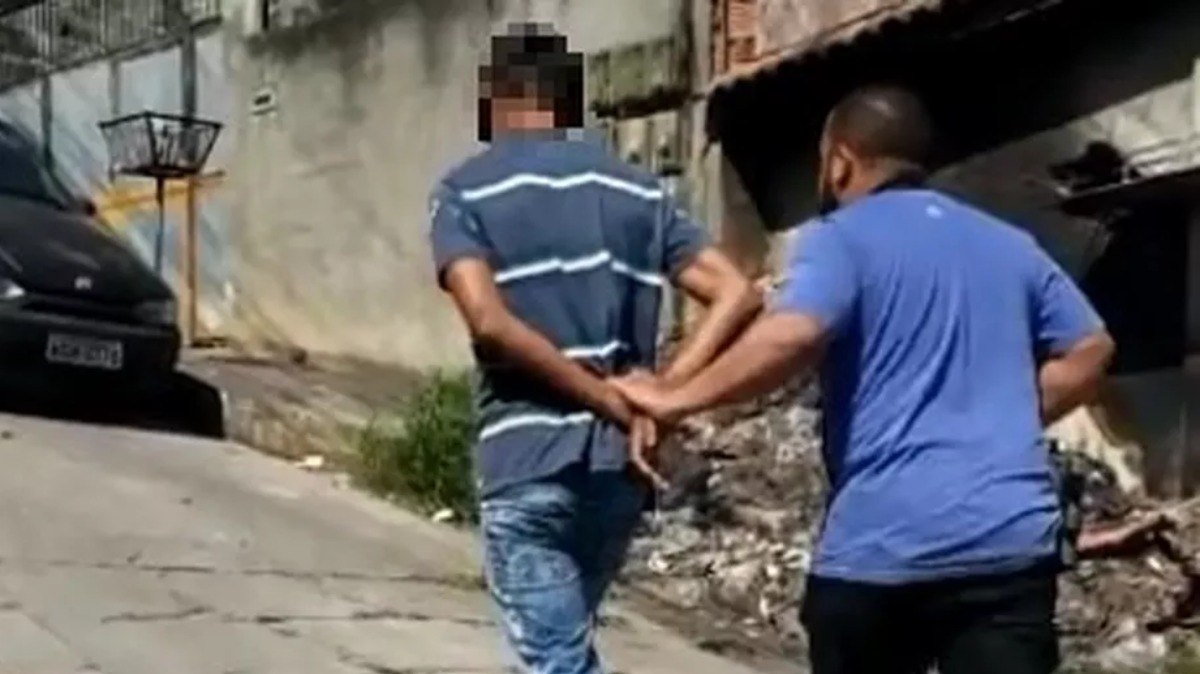 À esquerda, o homem preso em São Gonçalo