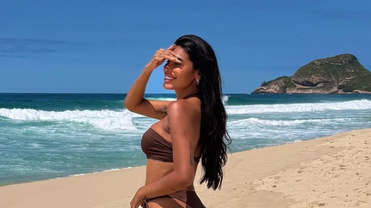 Pocah%20posa%20de%20biqu%C3%ADni%20ao%20sol%20do%20Rio%20e%20provoca%20seguidores