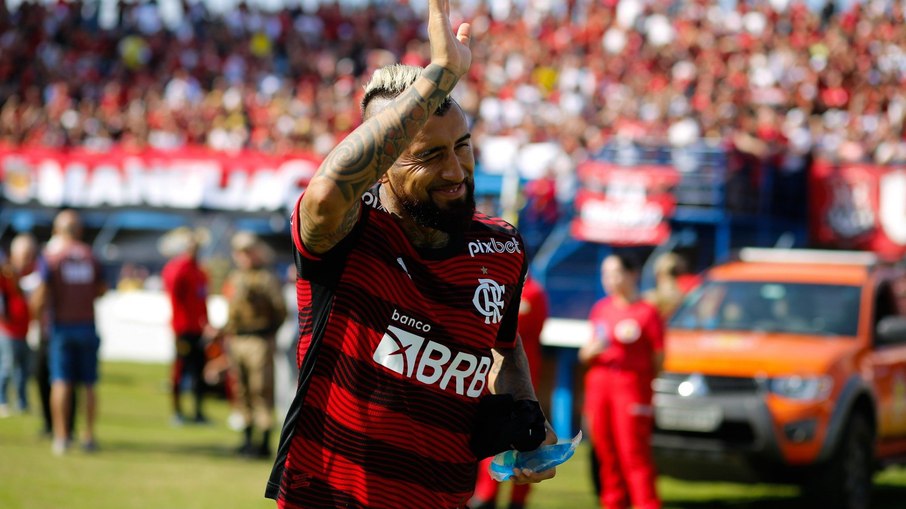 Vidal comemora com amigos e esposa vitória do Flamengo