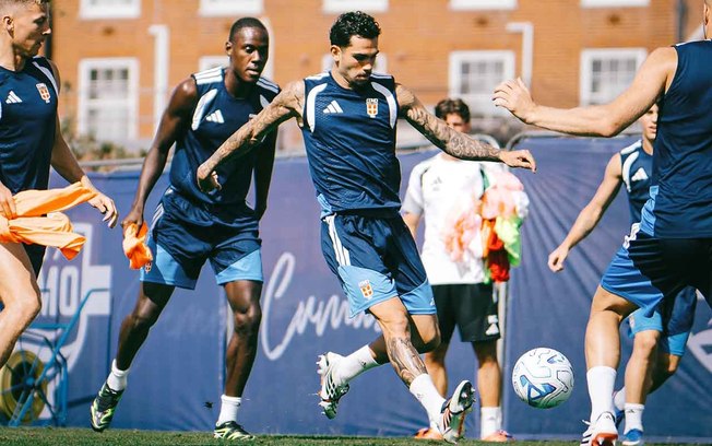 Jogadores do Liverpool durante treinamento da equipe