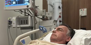 Bolsonaro segue na UTI com pneumonia e sem previsão de alta