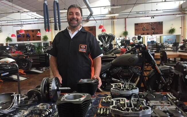 Motor Milwaukee-Eight Harley-Davidson todo desmontado na bancada. E agora?