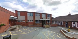 Professora envia foto íntima para aluno e é banida da profissão