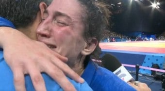 Mayra Aguiar pede abraço para repórter após eliminação em Paris