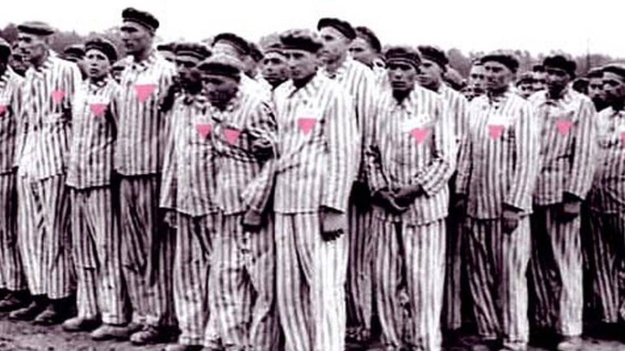 Homens gays presos em campos de concentração durante o Holocausto.