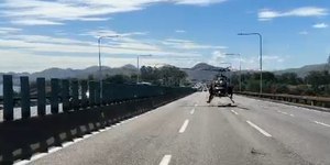 Acidente deixa 2 mortos na Ponte Rio-Niterói; helicóptero é usado