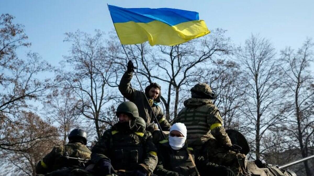 Ucrânia vai convocar reservistas e pede que cidadãos deixem a Rússia