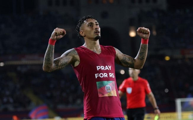 Raphinha comemora com camisa em homenagem ao RS após marcar na vitória do barcelona sobre a Real Sociedad nesta segunda-feira, pelo Campeonato Espanhol