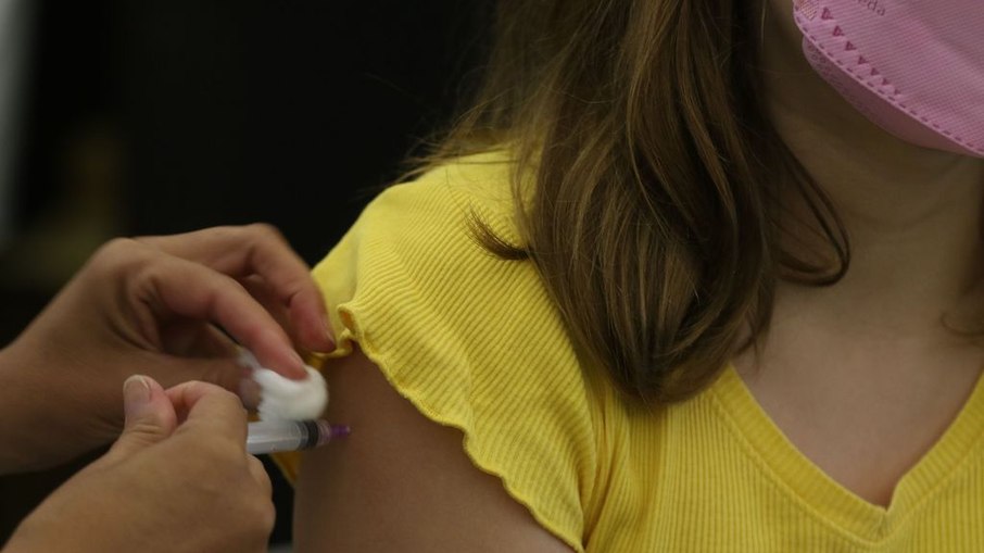 Vacinação de crianças menores de cinco anos está disponível no Brasil