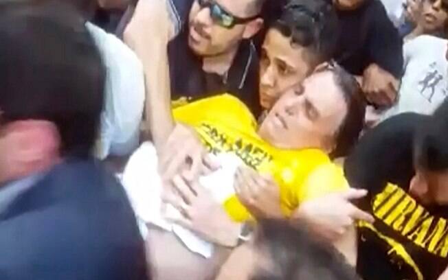 Jair Bolsonaro logo após receber uma facada no seu abdômen 
