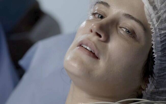 O sofrimento só aumenta: na hora do parto, Clara quase morre