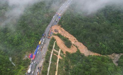 Vídeo: desabamento de estrada deixa 48 mortos