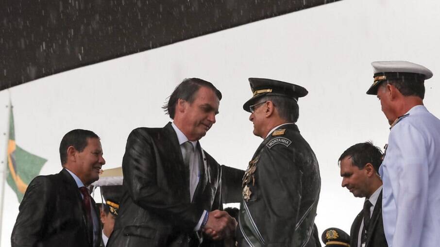 Substituição do General Edson Leal Pujol gerou impasse entre o presidente e integrantes do alto escalão do Exército