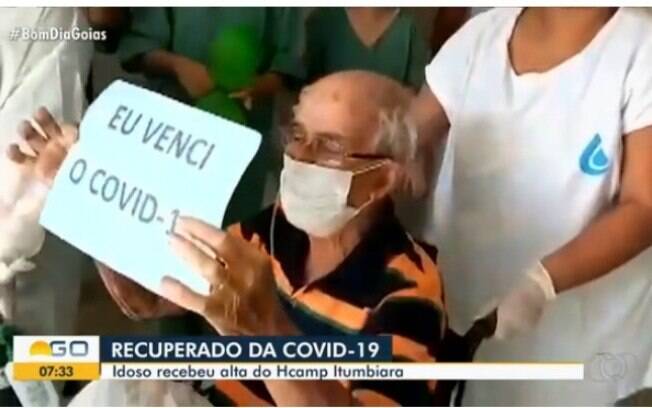Sapateiro idoso canta ao sair do hospital após curar-se da Covid-19